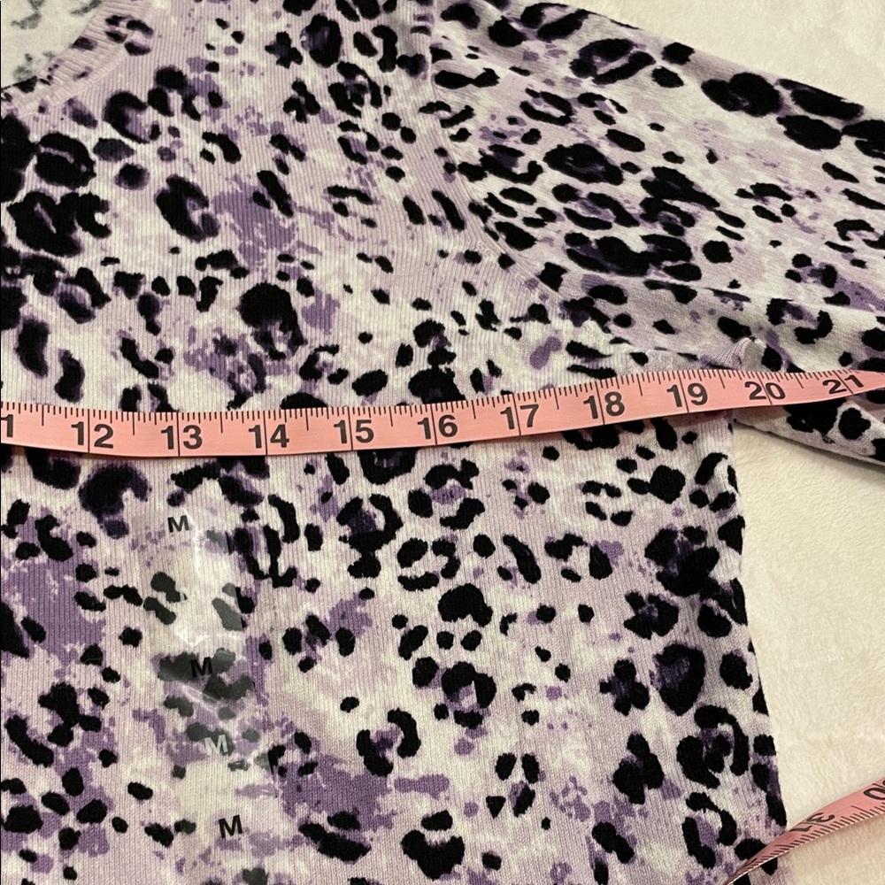 ☺️ Karen Scott Lavender and Black Animal Print cardigan - Picture 6 of 7